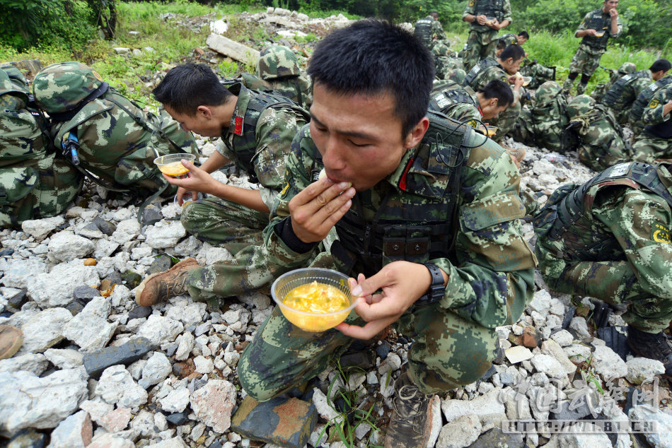 2024年澳门正版资料大全免费，实时解析说明：从失利到反思：国足1:3负日本，韦世豪引发的争议让人心疼！  